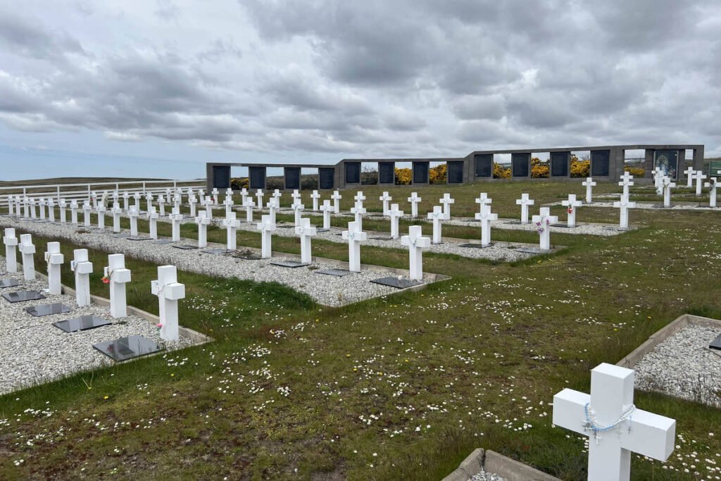 Malvinas: Argentinos mortos são identificados após 40 anos - 22/12/2025