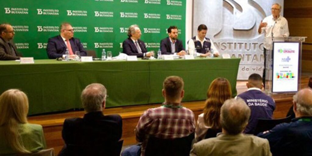 Ministro assina contrato para compra de vacina da dengue do