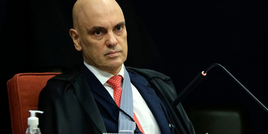 Moraes autoriza Bolsonaro a deixar a prisão para fazer cirurgia,