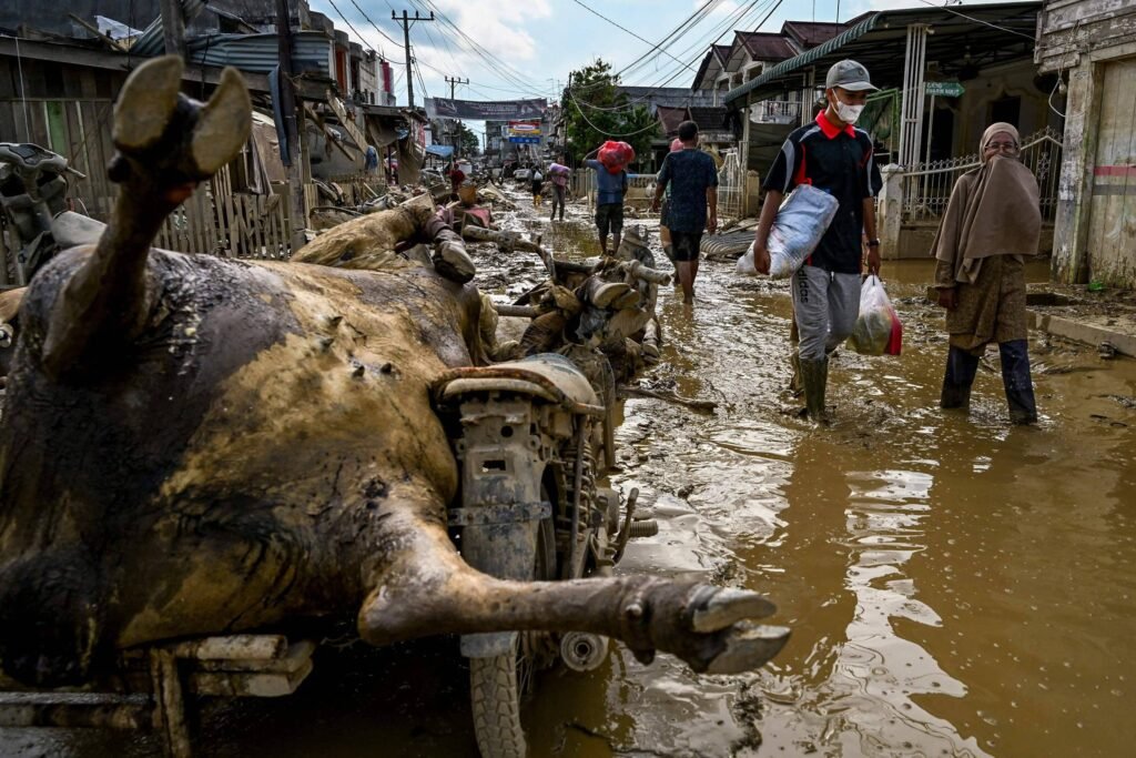 Mortes vão a 1.800 na Ásia, que espera mais chuvas