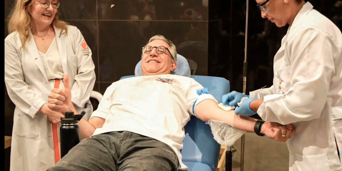 Padilha doa sangue e marca início da vacinação contra vírus