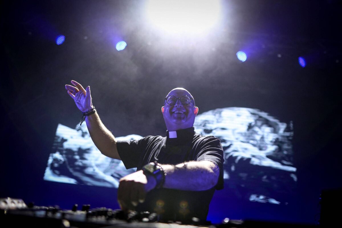 'Padre DJ' de Portugal viraliza em vídeo com papa Leão