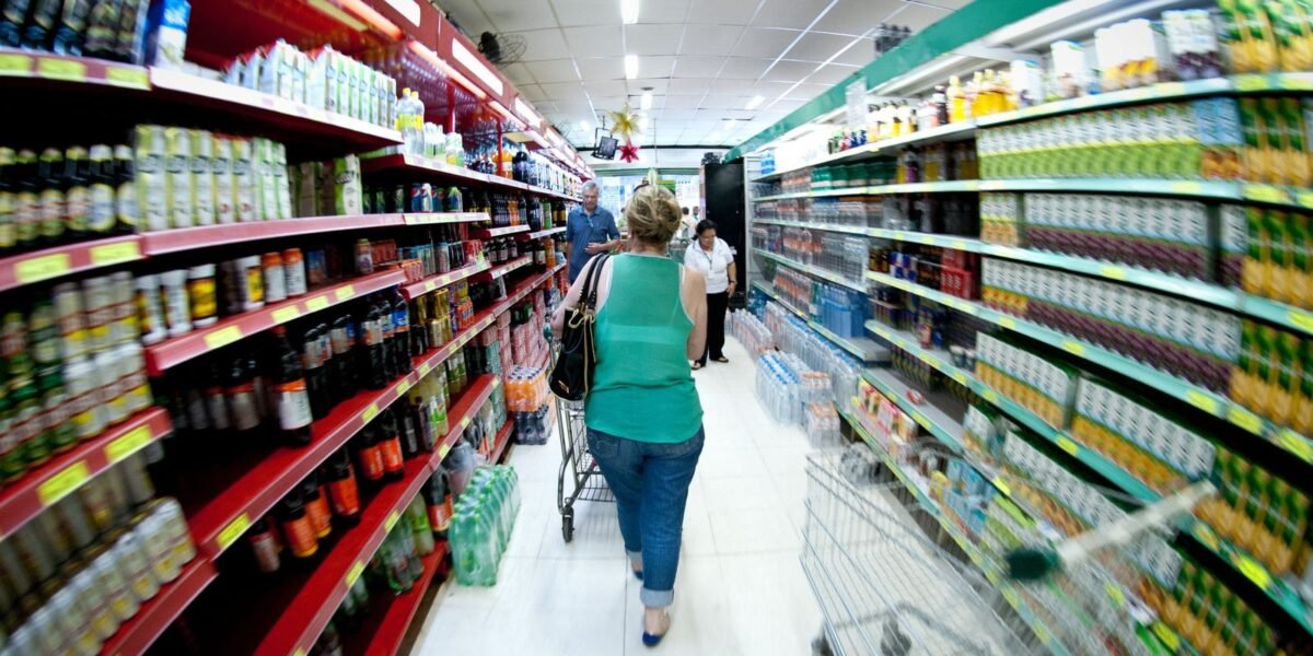 Preço da cesta básica de alimentos cai em 24 capitais,