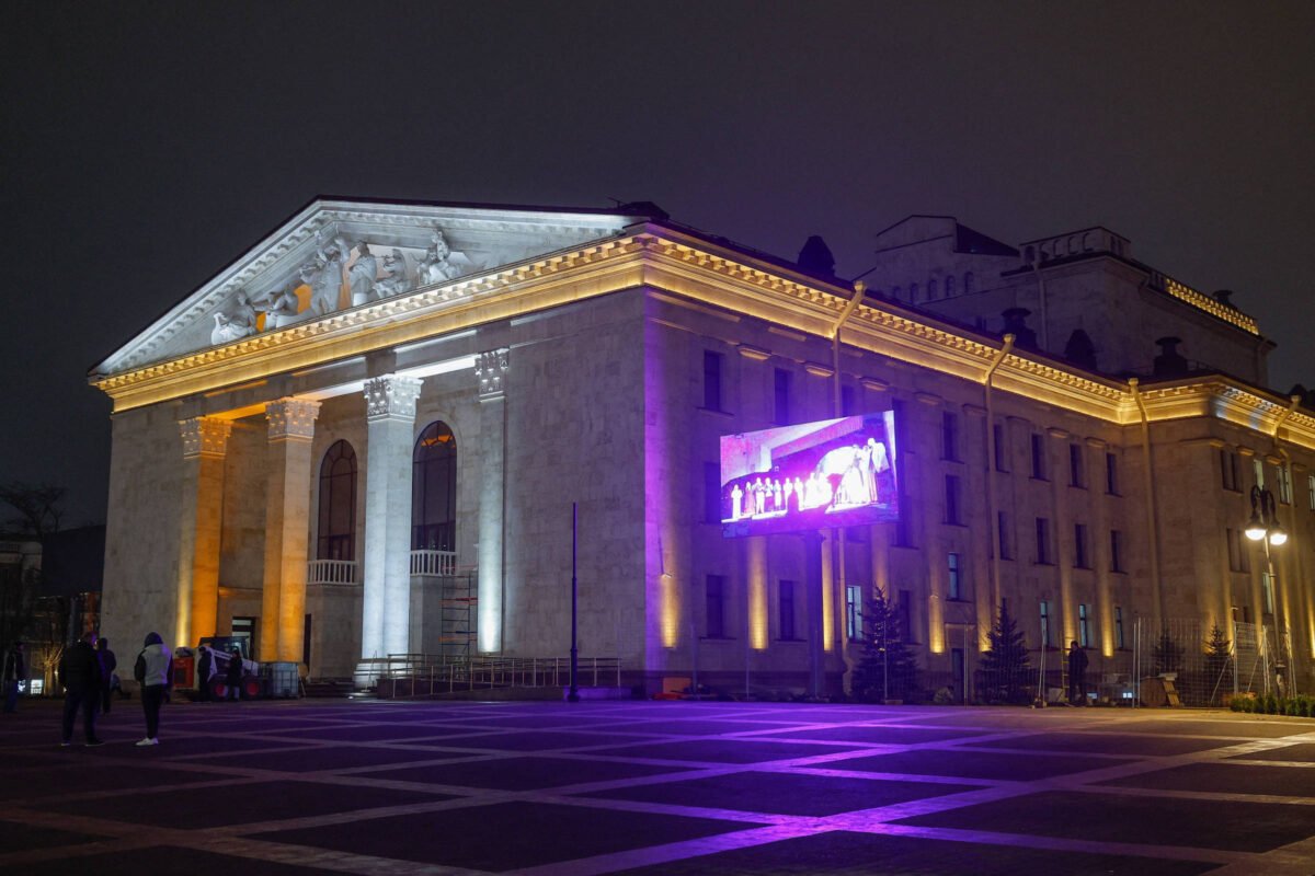 Rússia reabre teatro destruído que virou símbolo da guerra -