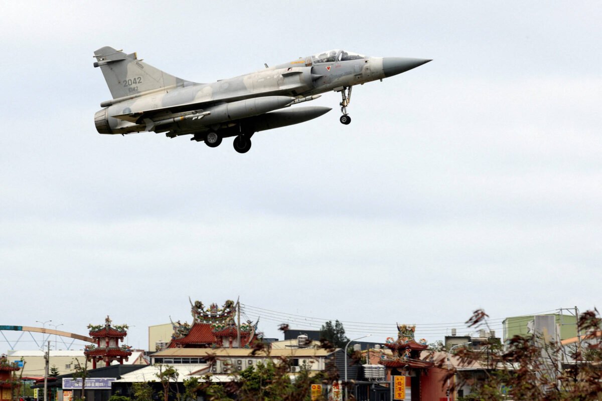 Taiwan tenta conter tensão após exercício militar chinês - 30/12/2025