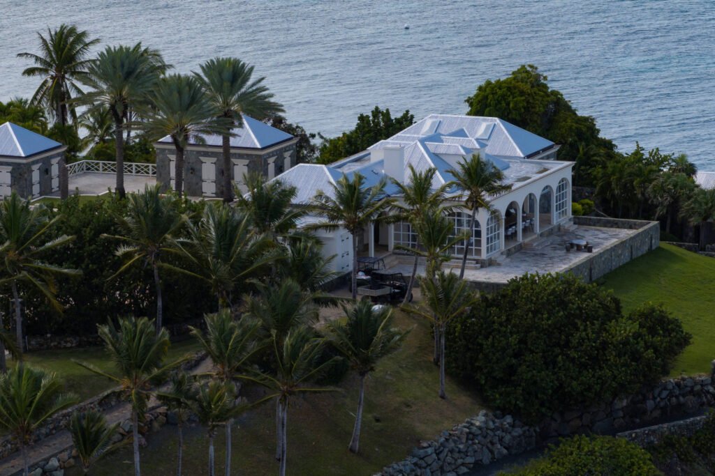 Veja imagens de ilha privada que seria de Jeffrey Epstein