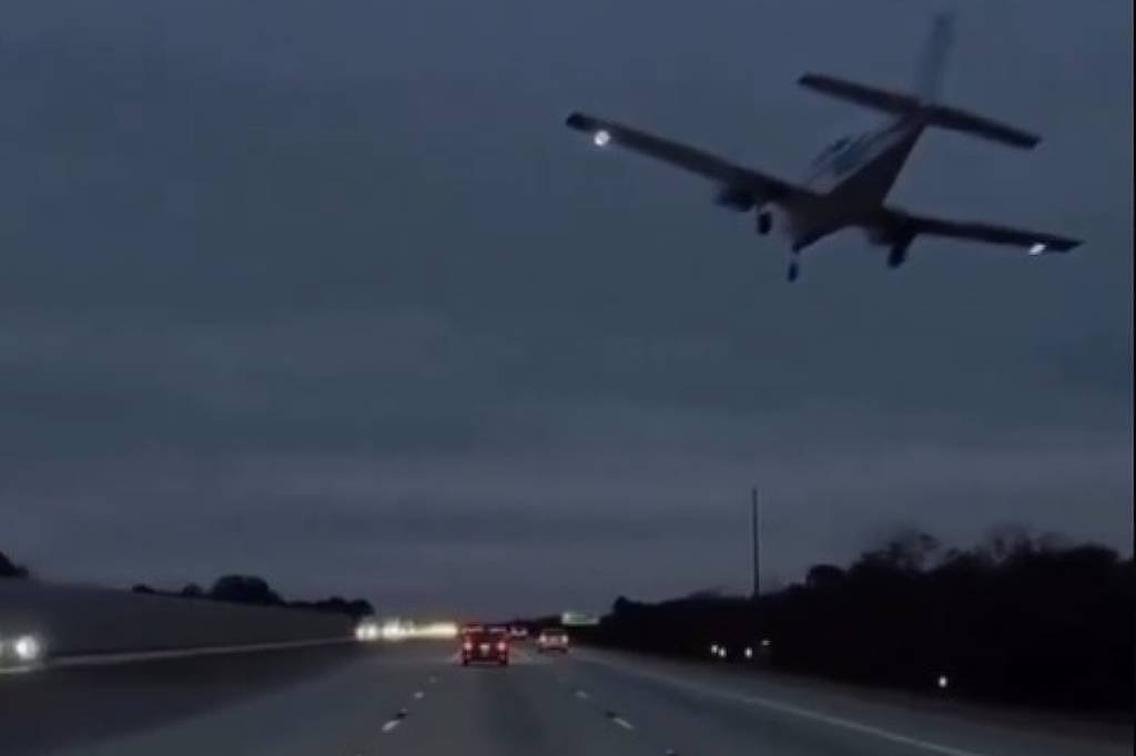 Vídeo: Avião aterrisa sobre carro em rodovia na Flórida -