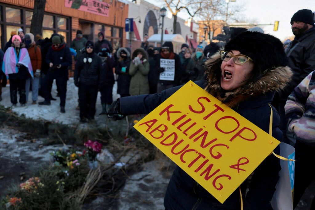 Agente do ICE tenta invadir consulado do Equador nos EUA
