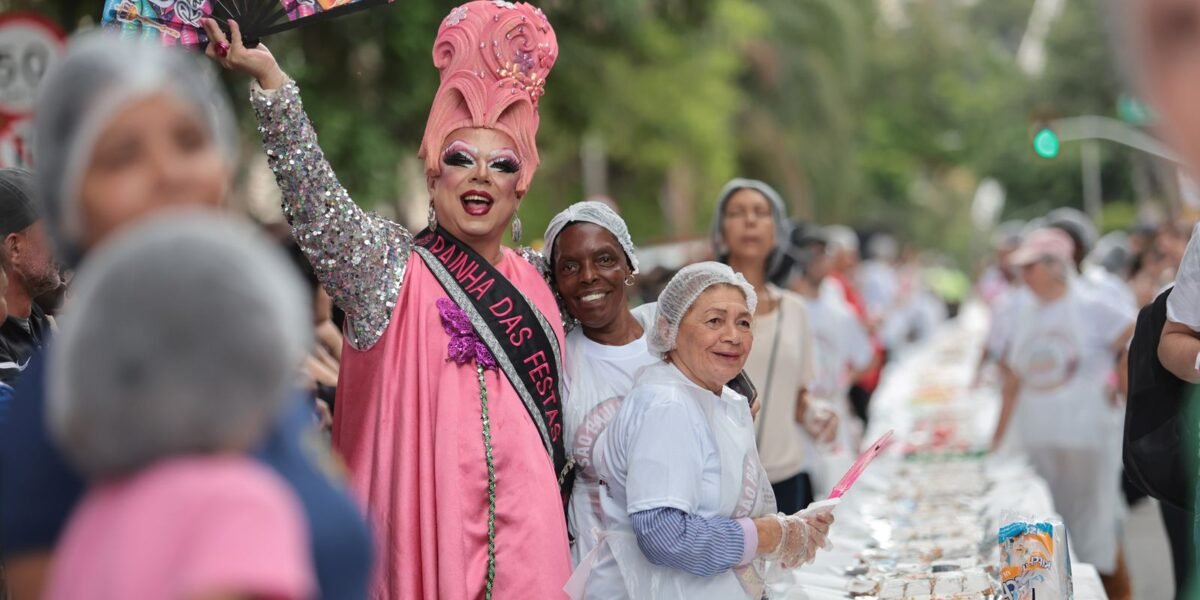 Aniversário da capital SP é comemorado com tradicional bolo do