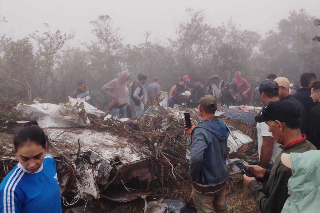Avião cai na Colômbia e mata 15 pessoas a bordo