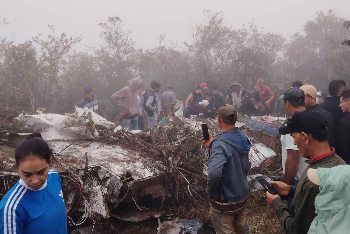 Avião cai na Colômbia e mata 15 pessoas a bordo