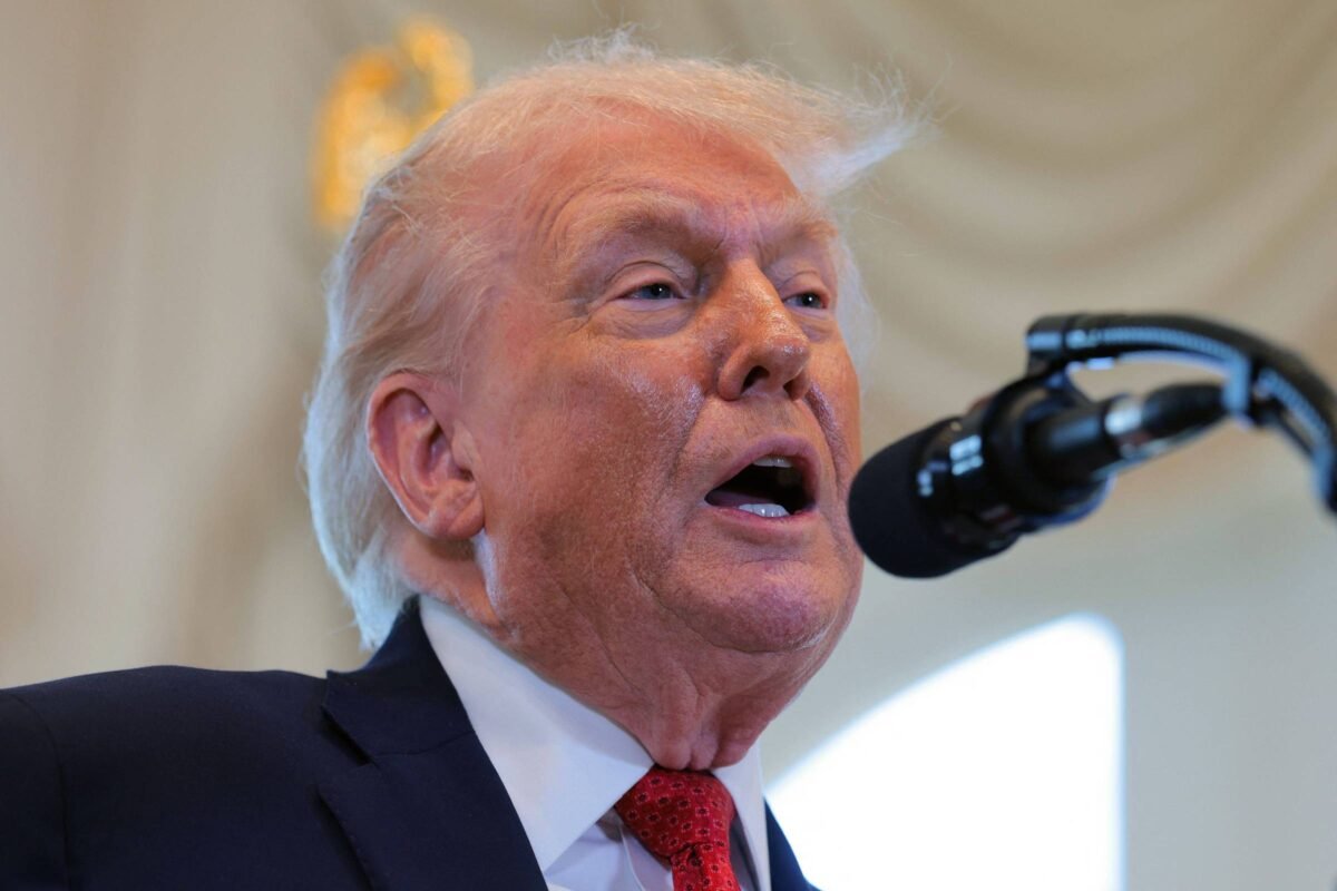 Avião de Trump retorna a base aérea após problema elétrico