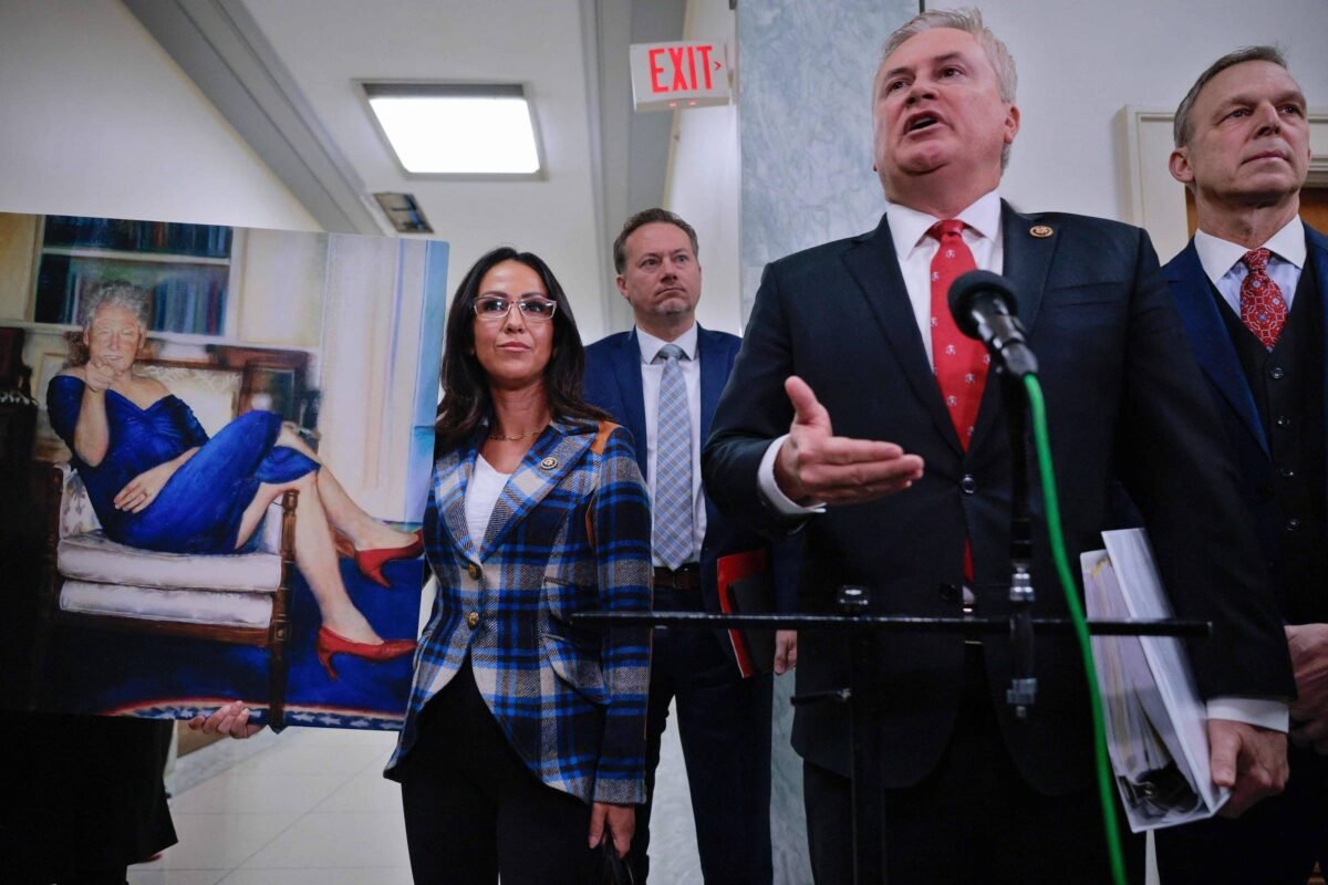 Bill Clinton falta a audiência do caso Epstein na Câmara