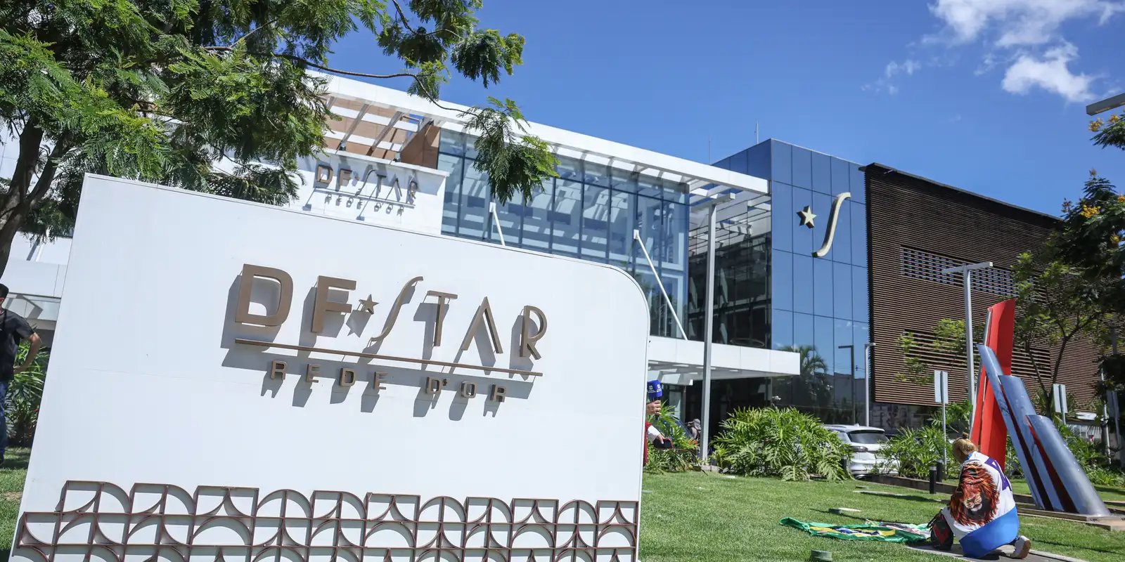 Bolsonaro recebe alta hospitalar e volta a cumprir pena na