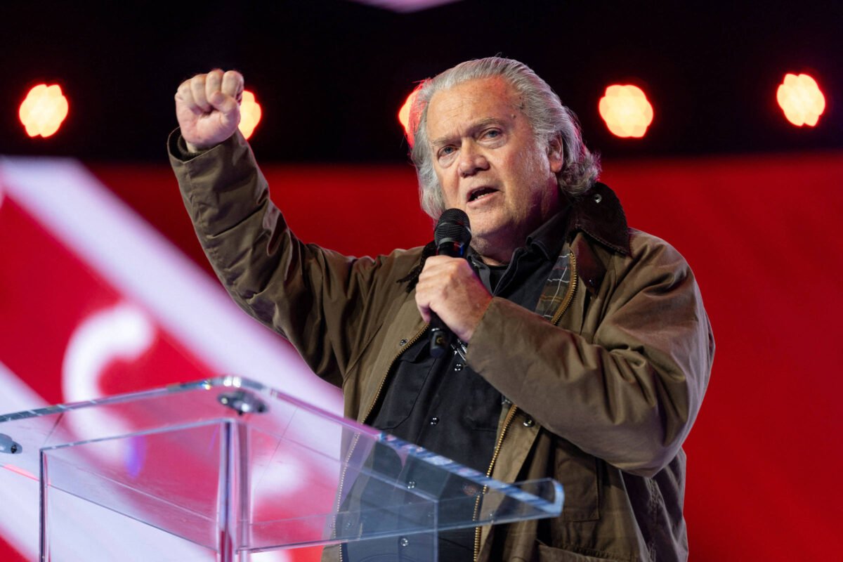 Caso Epstein: Bannon falou em manter Jair nos bastidores -