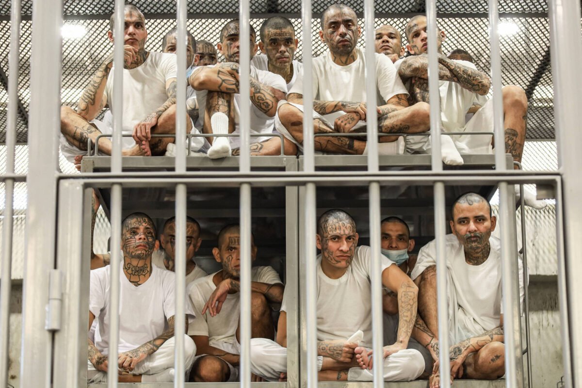 Cecot: Folha vai a prisão vitrine de Bukele em El