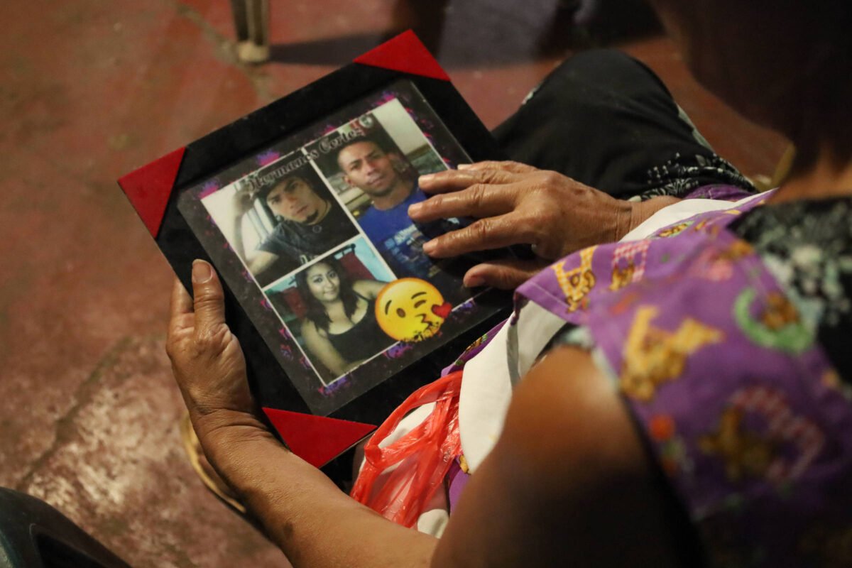 Cecot: Mãe vê vídeos de youtubers para achar filho preso