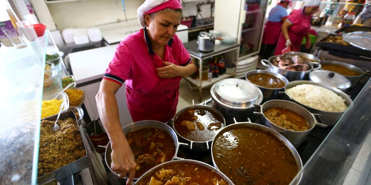 Cresce contratação de pessoas 50+ no comércio e nos serviços