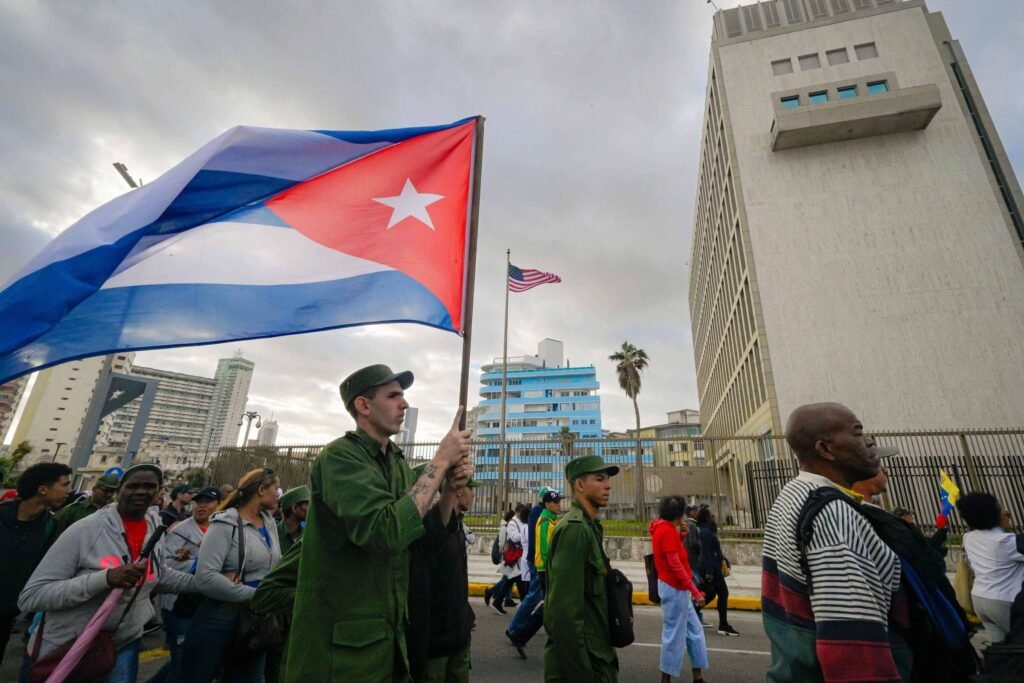 Cubanos marcham em frente a embaixada dos EUA em Havana