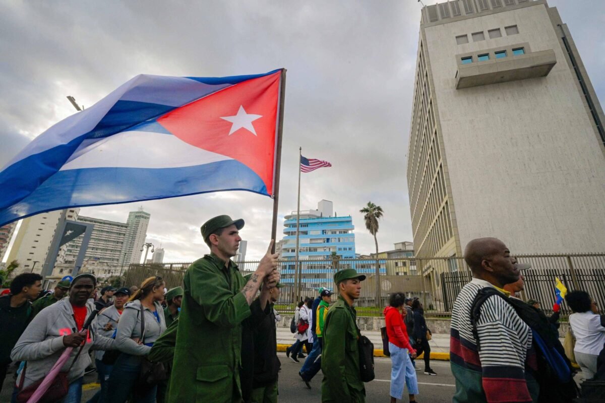 Cubanos marcham em frente a embaixada dos EUA em Havana