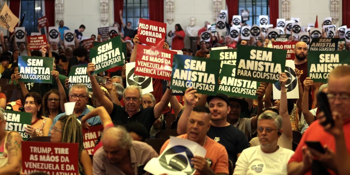 Em ato em SP, manifesto celebra democracia contra atos de