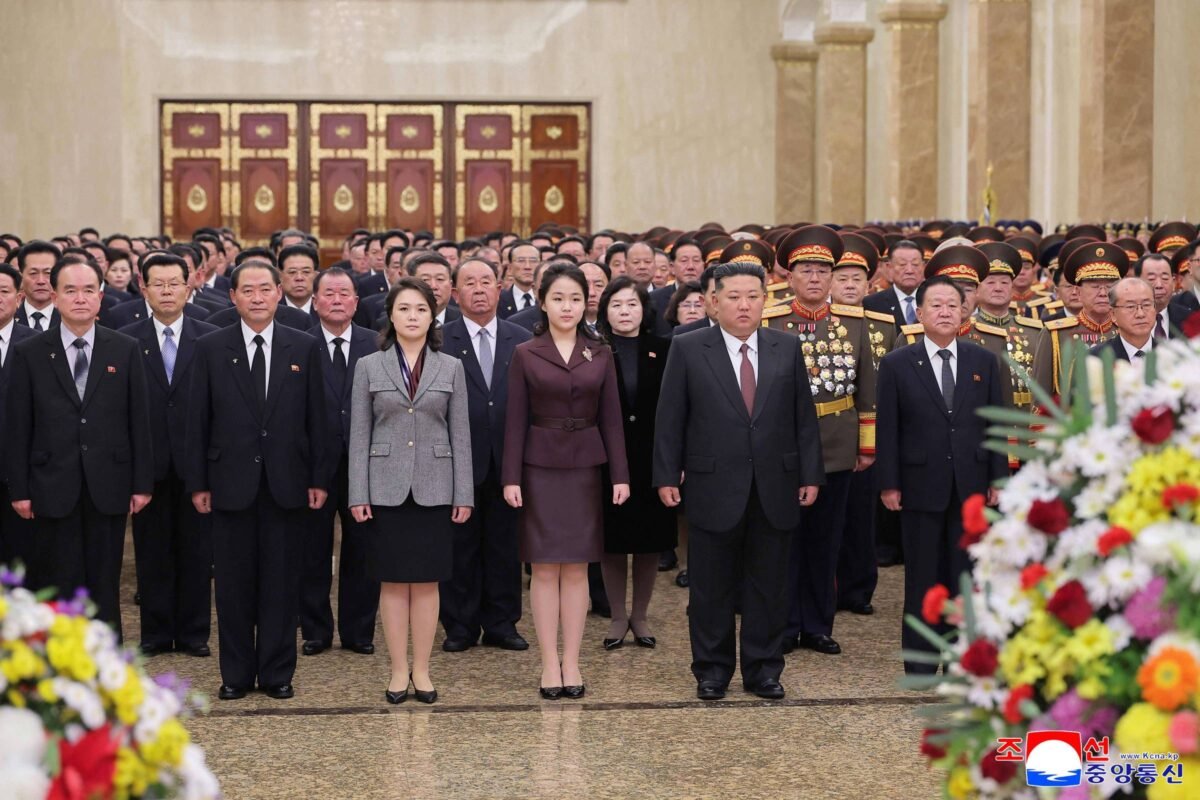 Filha de Kim Jong Un visita memorial de líderes do