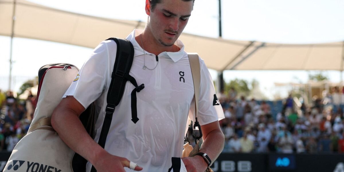 Fora de ritmo, João Fonseca cai na estreia do Aberto