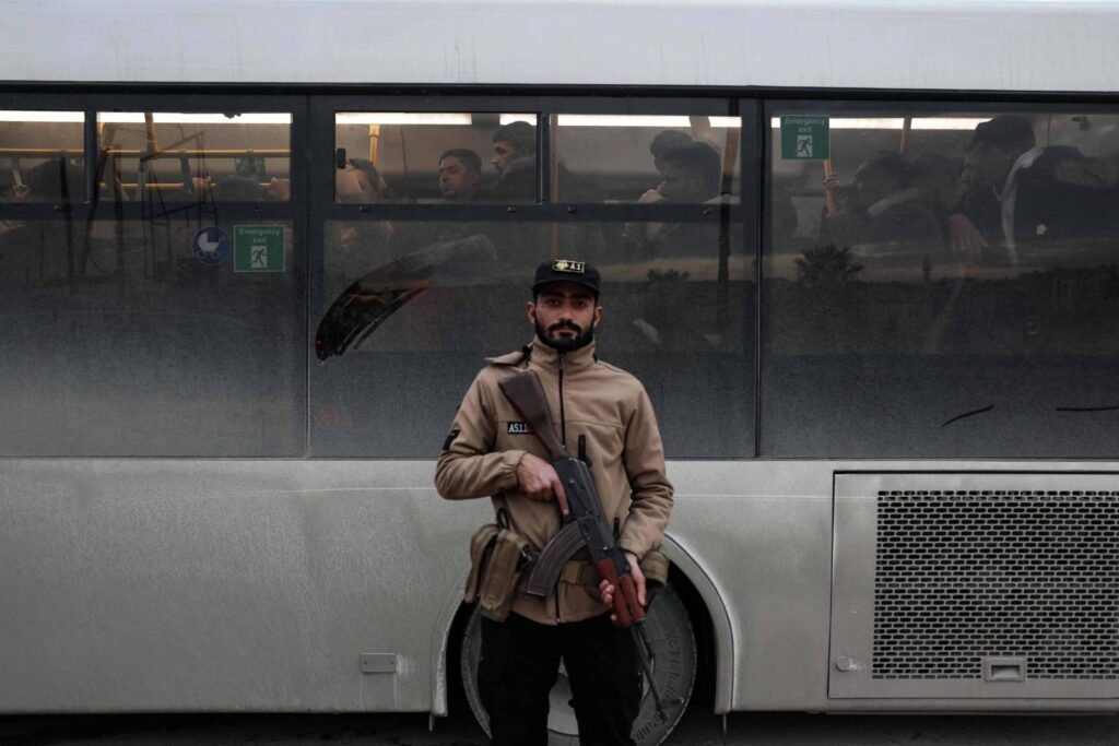 Forças curdas deixam Aleppo após cessar-fogo - 11/01/2026 - Mundo