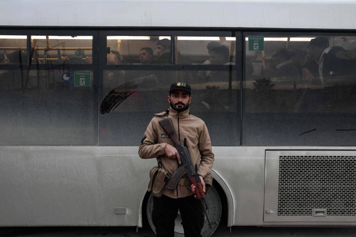 Forças curdas deixam Aleppo após cessar-fogo - 11/01/2026 - Mundo