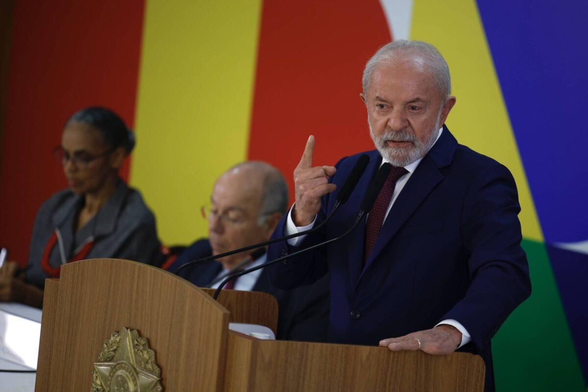 Lula diz que EUA ultrapassam linha inaceitável - 03/01/2026 -