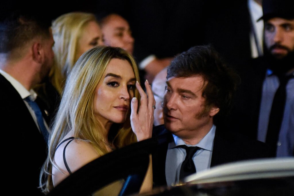 Milei canta ao lado de ex-namorada em show na Argentina