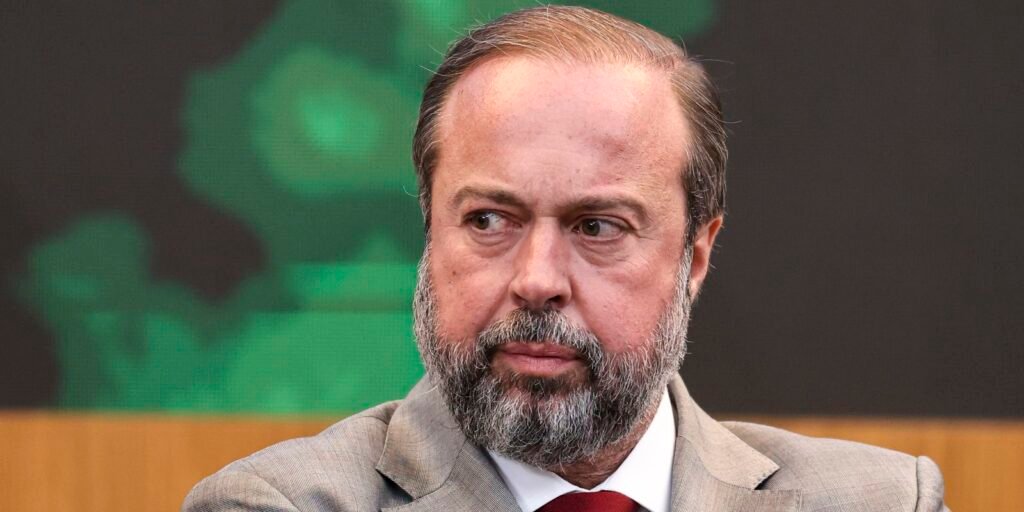 Ministro cobra solução para vazamento de água em minas da