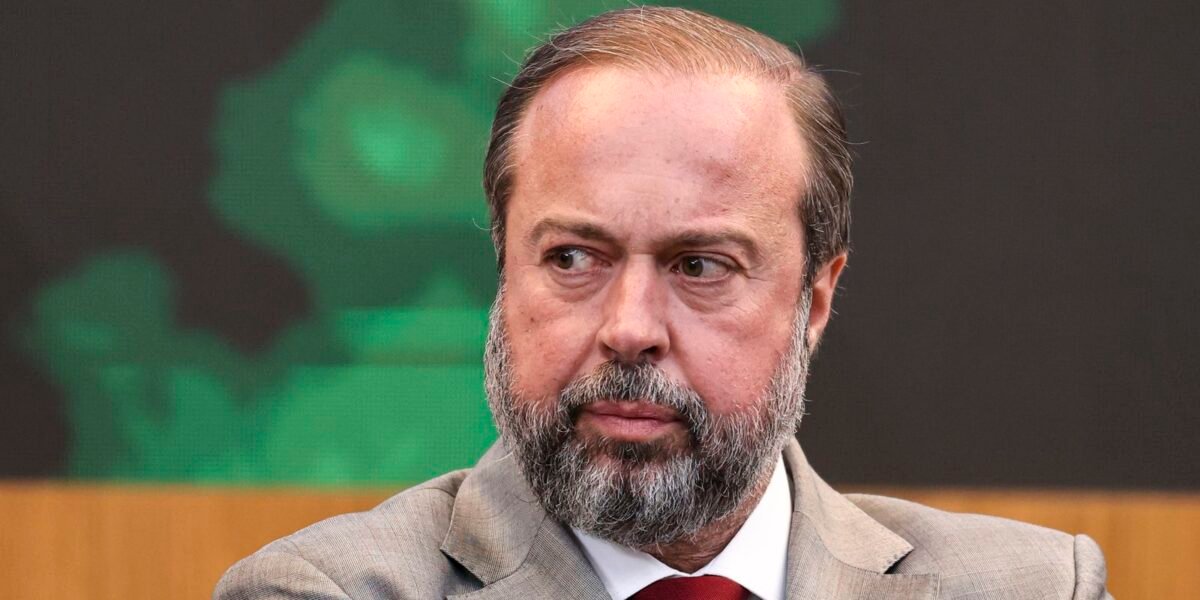 Ministro cobra solução para vazamento de água em minas da