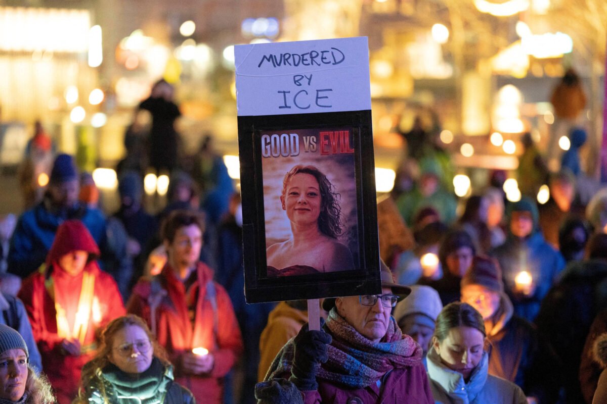 Mulher morta por ICE estava ajudando vizinhos, diz esposa -