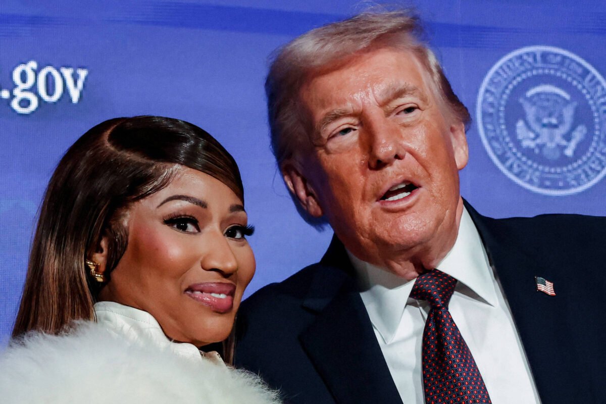 Nicki Minaj aparece ao lado de Trump e se diz