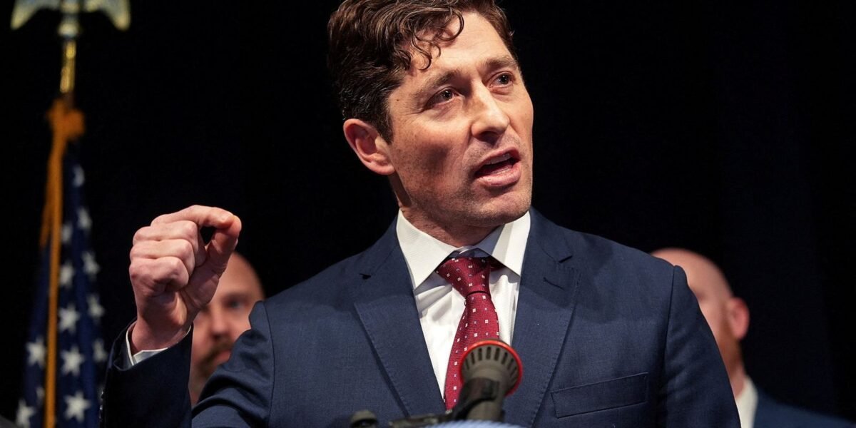 Prefeito de Minneapolis anuncia saída de agentes do ICE da