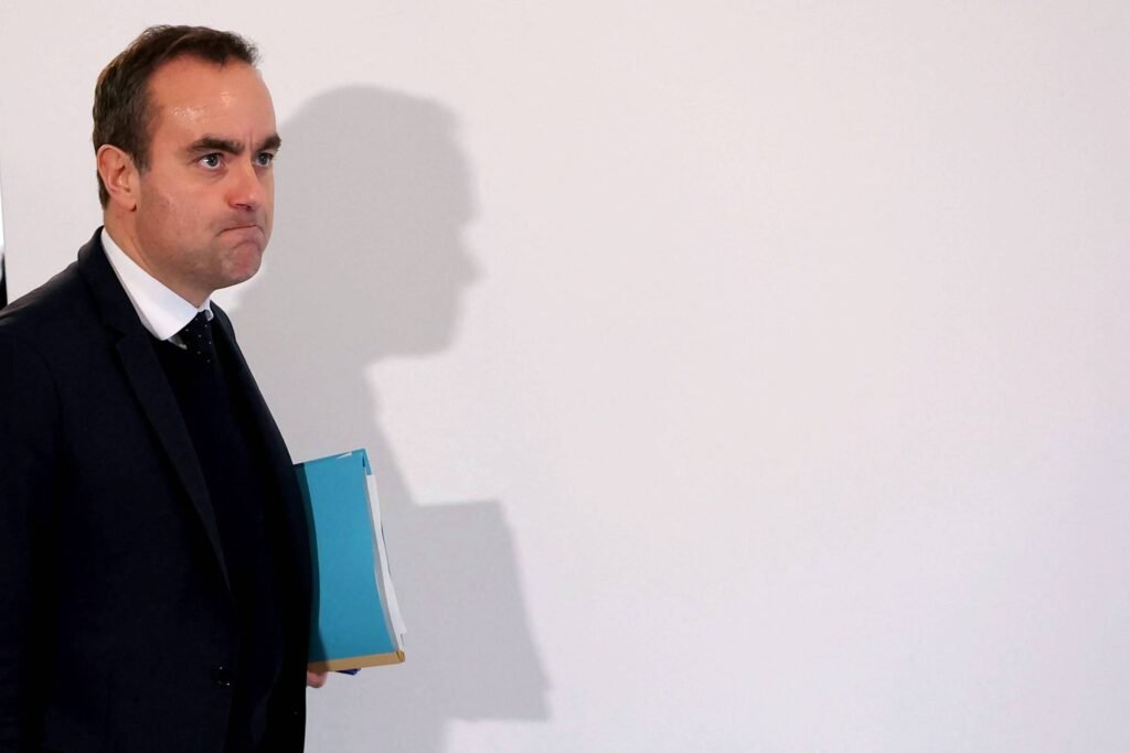 Premiê da França escapa de derrubada no Parlamento - 23/01/2026