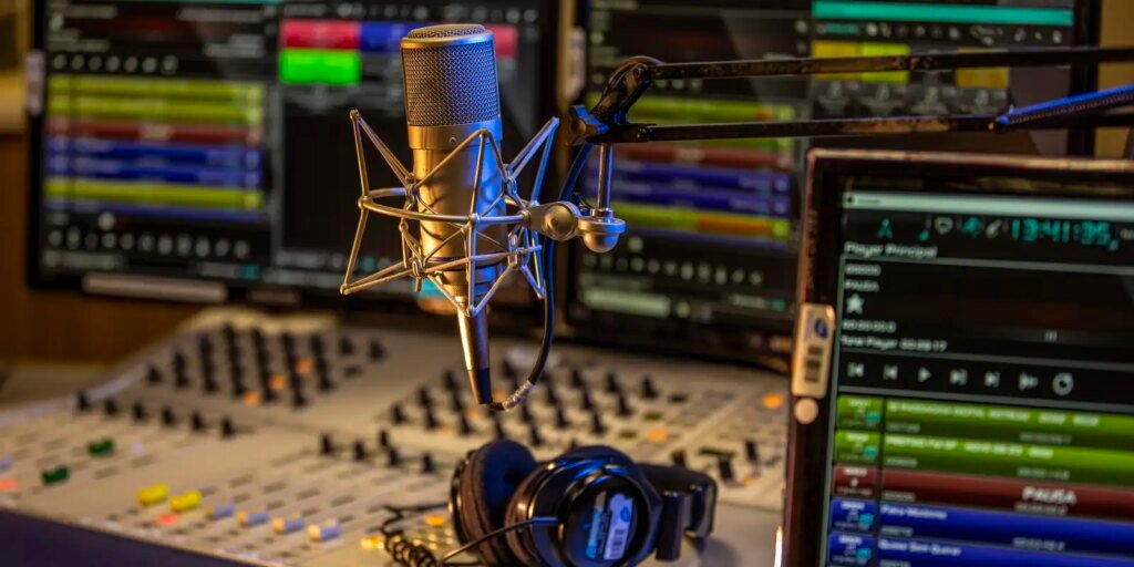 Rádio MEC e Nacional têm crescimento histórico de audiência em