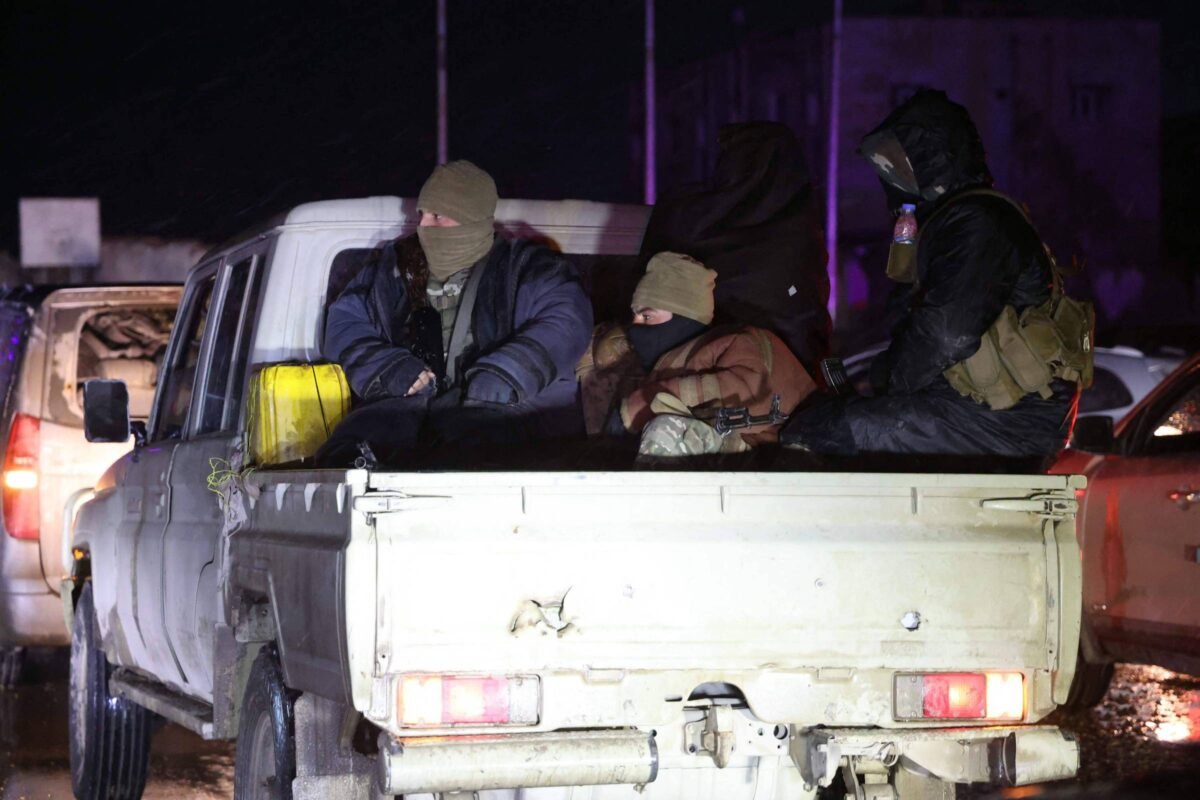 Síria: Cidade-símbolo da luta contra o EI enfrenta cerco -