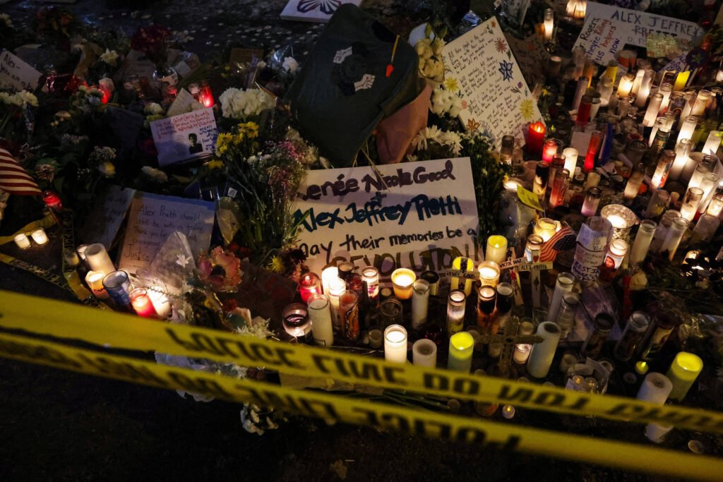 Trump diz estar revisando tudo após ICE matar 2 em