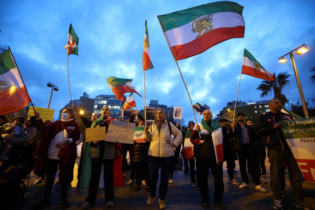 UE convoca diplomatas iranianos após repressão a protestos - 13/01/2026