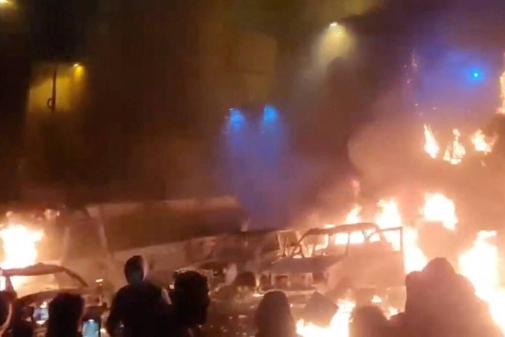 Vídeos: Protestos atingem todo Irã, e líder faz ameaça -