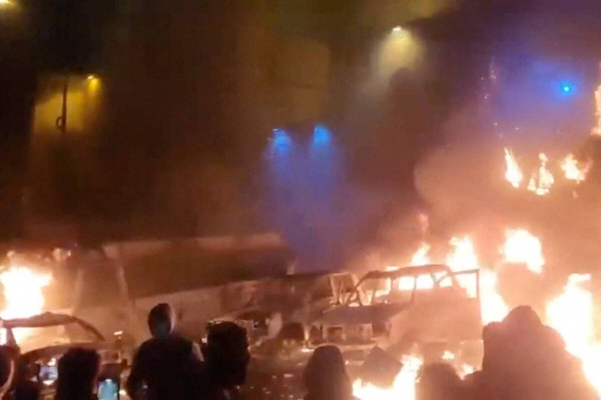 Vídeos: Protestos atingem todo Irã, e líder faz ameaça -