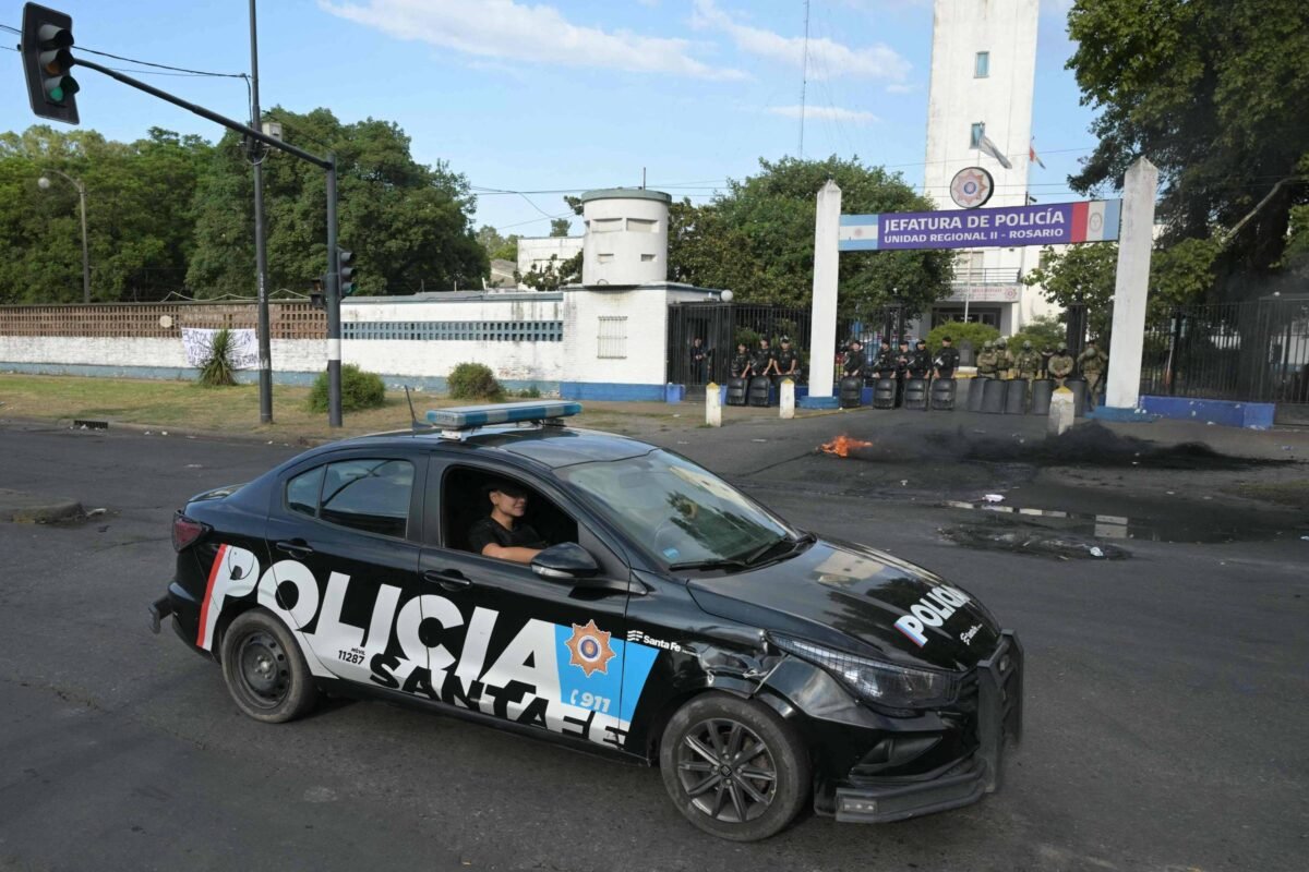 Argentina reduz maioridade penal de 16 para 14 anos -
