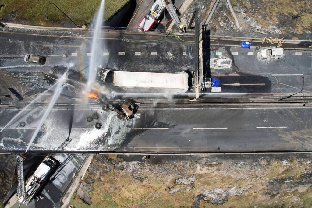 Caminhão capota no Chile, e explosão mata ao menos quatro