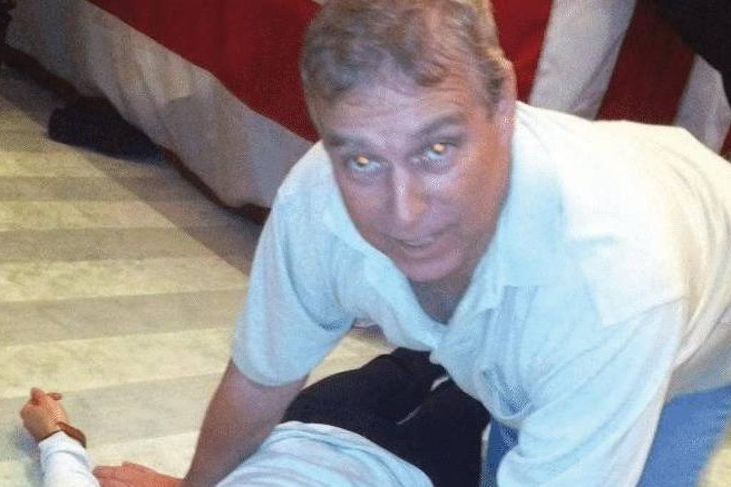Caso Epstein: Ex-príncipe Andrew sai de Windsor após fotos -
