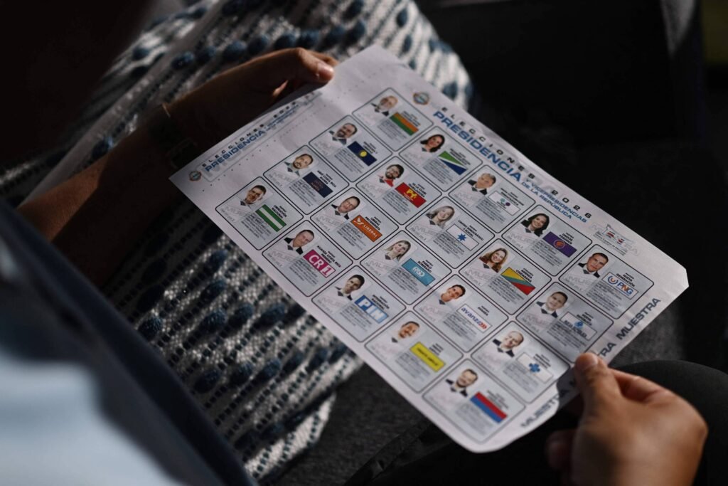 Costa Rica vai às urnas em meio a crise de