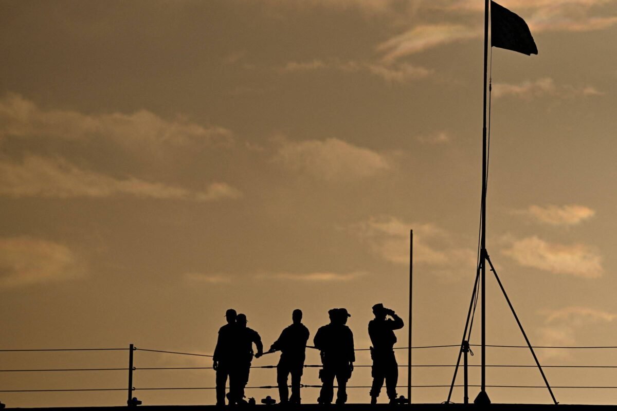 EUA bombardeiam embarcação no Pacífico e matam duas pessoas -