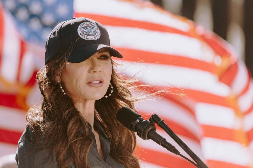 ICE: Kristi Noem resiste a crise por lealdade a Trump