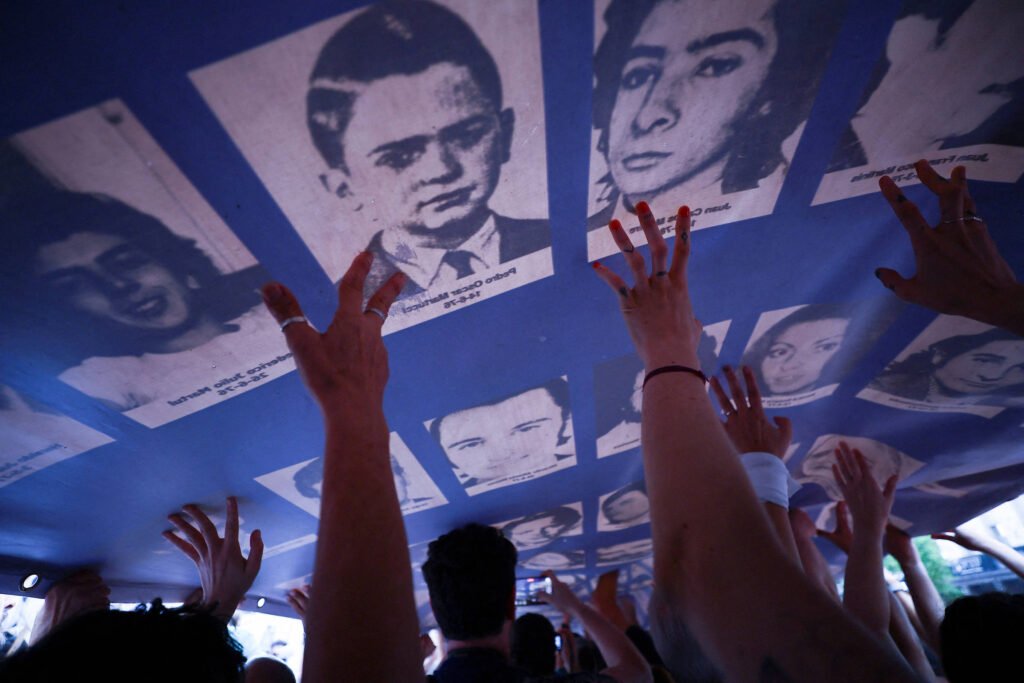 Livros destrincham último golpe militar na Argentina - 23/02/2026 -